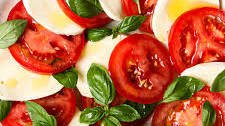 Classic Caprese Salad (Insalata Caprese)