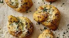 How to Make the Absolute Best Garlic Knots